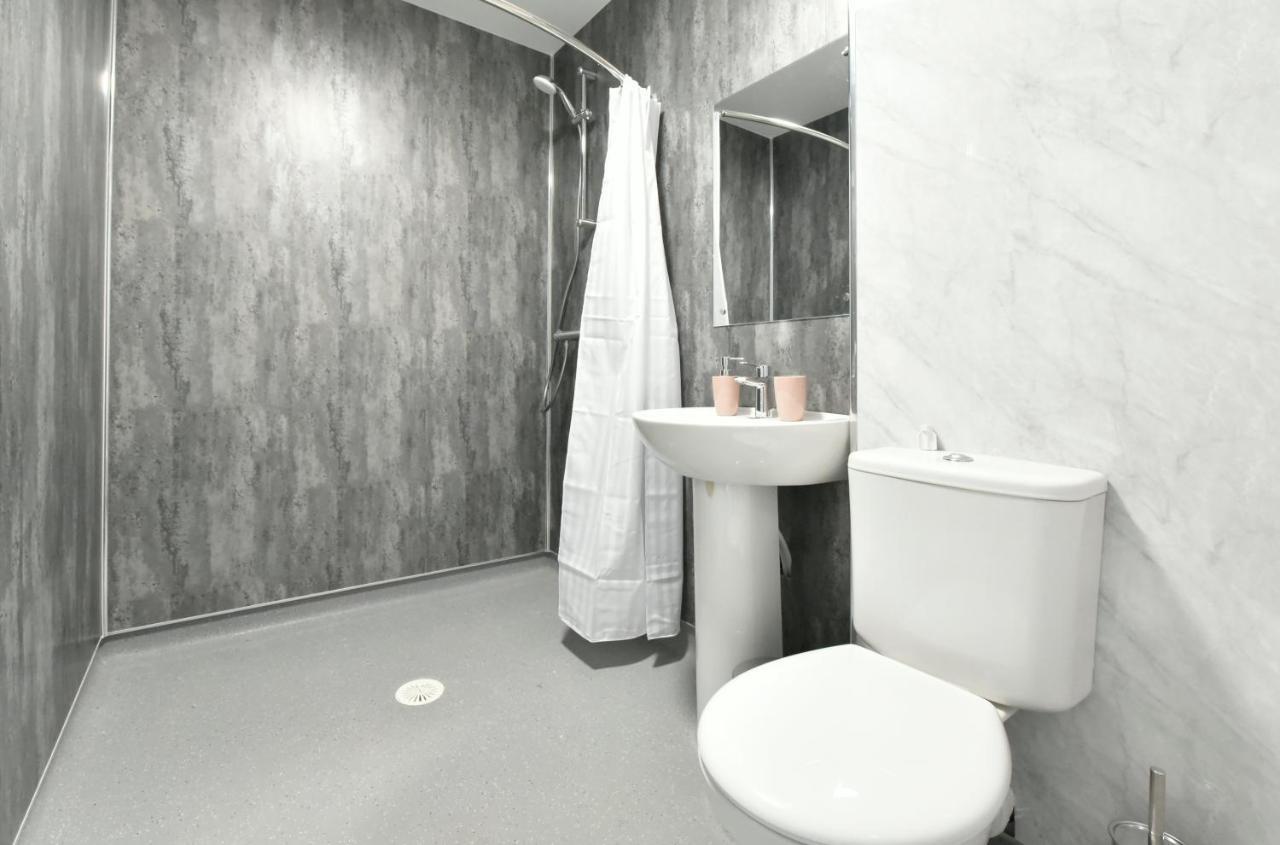 The Breath Taking Cube Aparthotel พอนทีแฟรกต์ ภายนอก รูปภาพ
